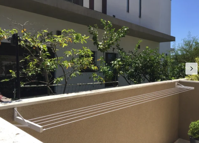 Varal em quintal com jardim
