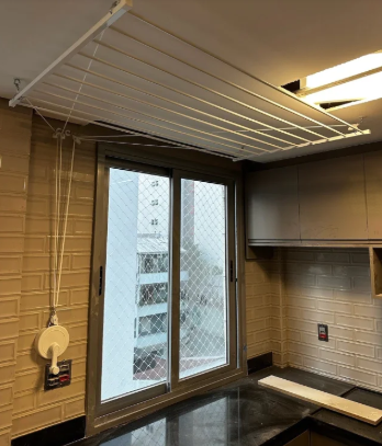 Varal de teto em lavanderia de apartamento